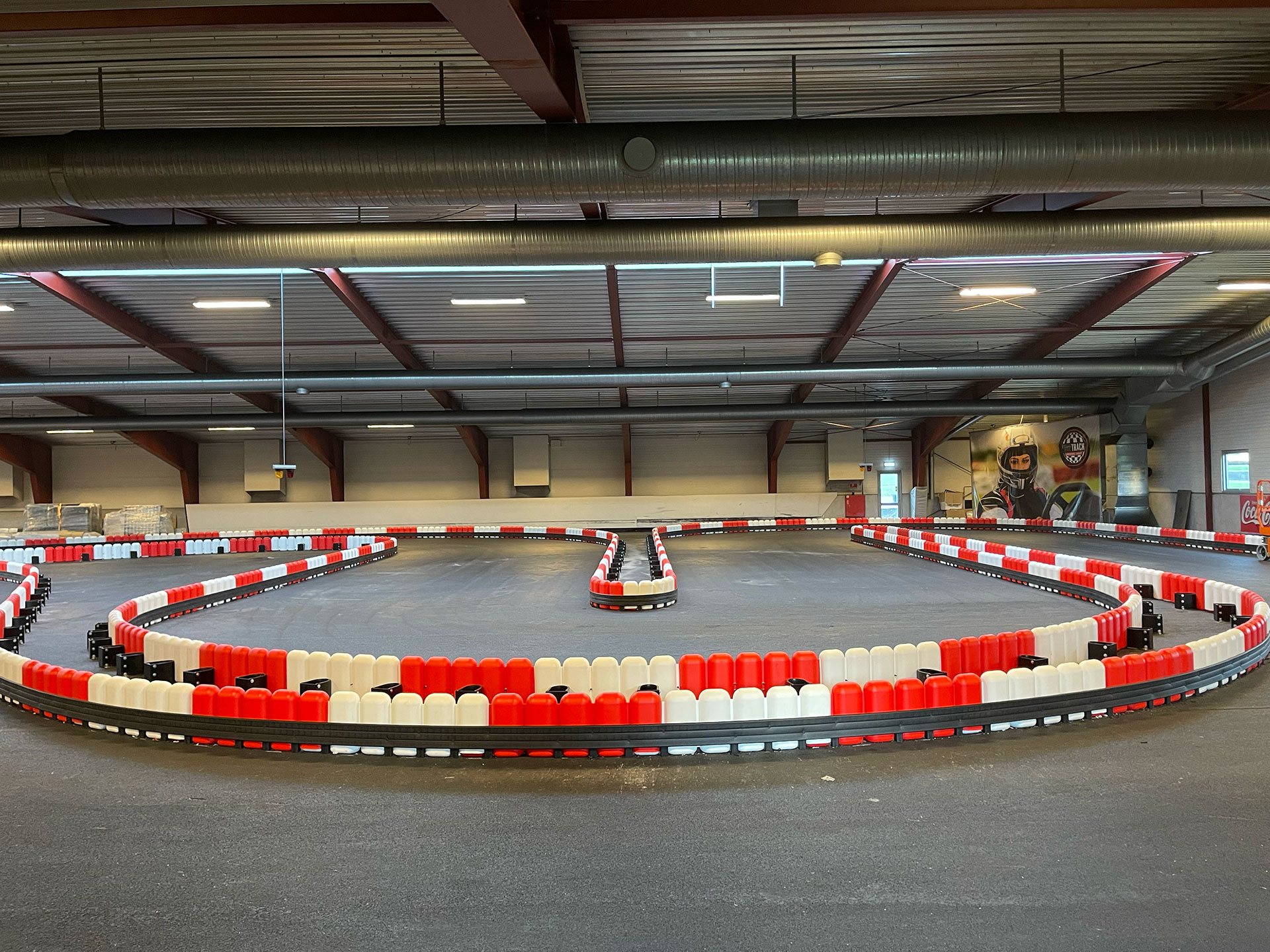 Single level karting track with modular barrier system